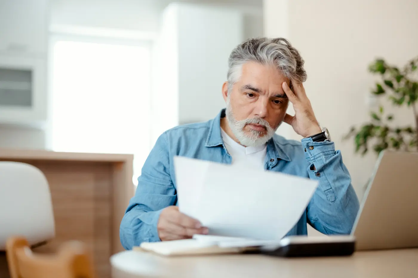 Propriétaire calculant ses paiements mensuels à la maison